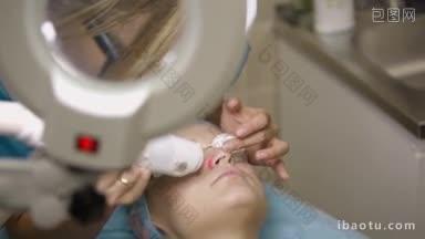 一名妇女在美容院接受超声波和激光面部治疗，光设备帮助医生看到皱纹和疤痕